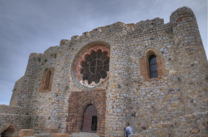 Fachada occidental de la iglesia del castillo de Calatrava la Nueva